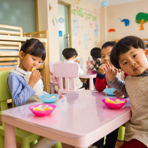 crianças-se-alimentando-na-escola